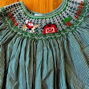 Smock Santa Size 6Y on horse barn scenery full length dress Perfect condition